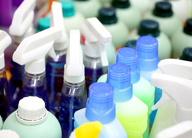 detergenti in bottiglie di plastica. - chemical merchandise cleaning product domestic life foto e immagini stock