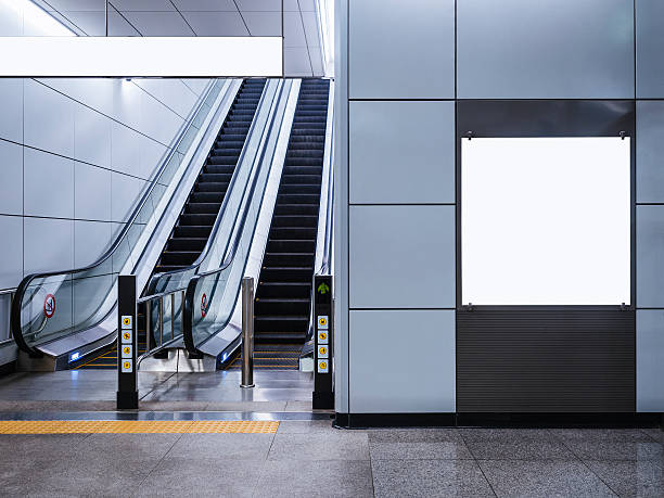 billboard banner макет медиа-дисплей с эскалатором в метро - sign station contemporary escalator стоковые фото и изображения