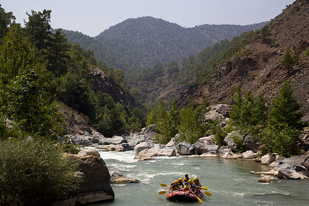 ダラマン川でのラフティング。 - rafting on a mountain river ストックフォトと画像