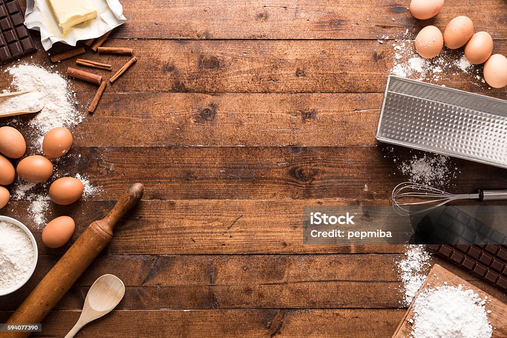 Ingredienti e strumenti da forno - Foto stock royalty-free di Tavolo