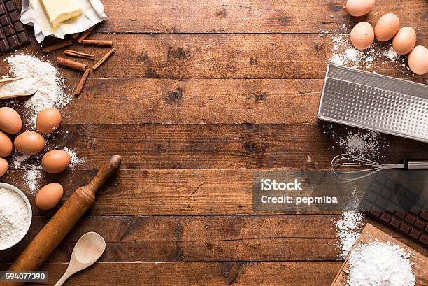 Ingredienti E Strumenti Da Forno - Fotografie stock e altre immagini di Tavolo - Tavolo, Sfondi, Cuocere al forno