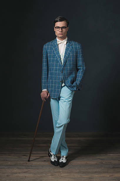 homem de moda retrô dos anos 20 vestindo jaqueta azul quadrinizada. - 20s businessman suit people - fotografias e filmes do acervo
