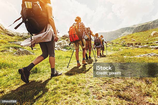 Wandern In Der Schlange Im Berg Stockfoto und mehr Bilder von Wandern - Wandern, Menschengruppe, Berg