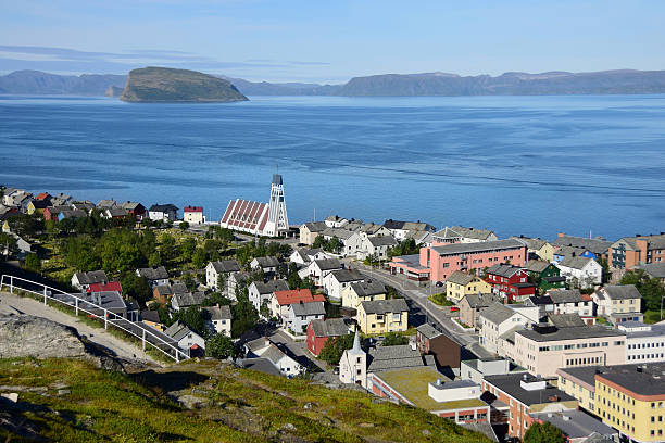 hammerfest, noruega vista do caminho de caminhada zig zag - hammerfest - fotografias e filmes do acervo