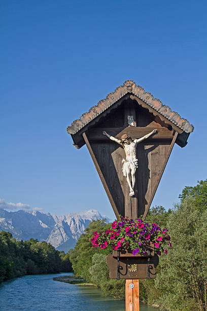 wayside cross with wetterstein views - european alps mountain crucifix zugspitze mountain imagens e fotografias de stock