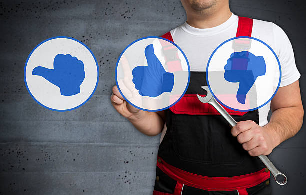 istock Reviews icon touchscreen is operated by mechanic 594458544