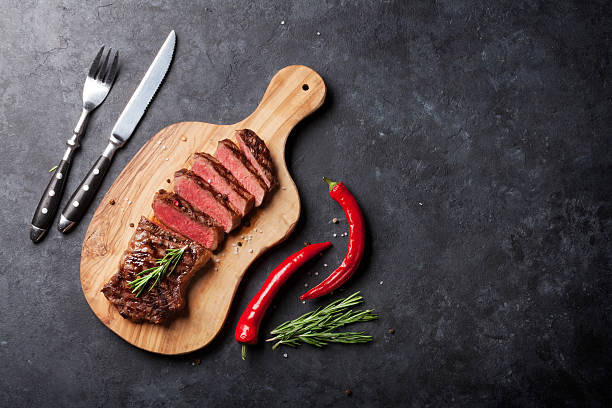 bife de contrafilé grelhado - steak strip steak ribeye sirloin steak - fotografias e filmes do acervo