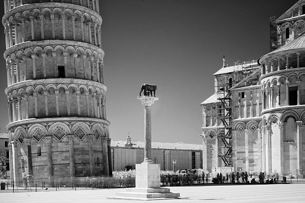 pisa, vista infrarroja en blanco y negro de la torre - leaning tower of pisa people crowd tourism fotografías e imágenes de stock