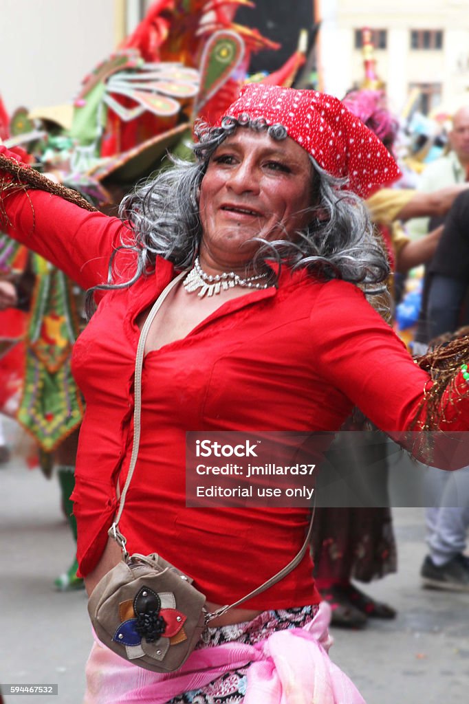 Uomo Vestito Da Donna In Sfilata Di Carnevale - Fotografie stock e