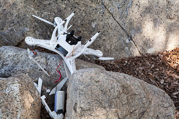 Drone schiantato tra le rocce - foto stock