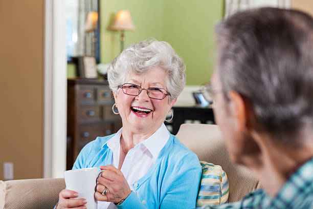 幸せな先輩女性は彼女の夫とコーヒーを楽しんでいます - texas tea ストックフォトと画像