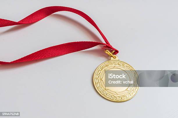 Goldene Medaille Auf Weißem Hintergrund Stockfoto und mehr Bilder von Medaille - Medaille, Rot, Gold - Edelmetall
