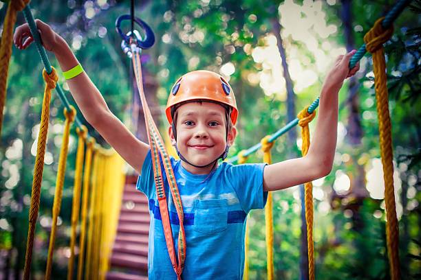 szczęśliwy chłopiec na zipline - risk high up sport outdoors zdjęcia i obrazy z banku zdjęć