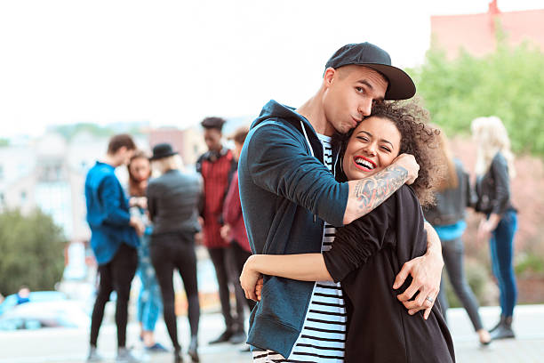 glückliches junges paar im freien  - hip hop hipster afro men stock-fotos und bilder