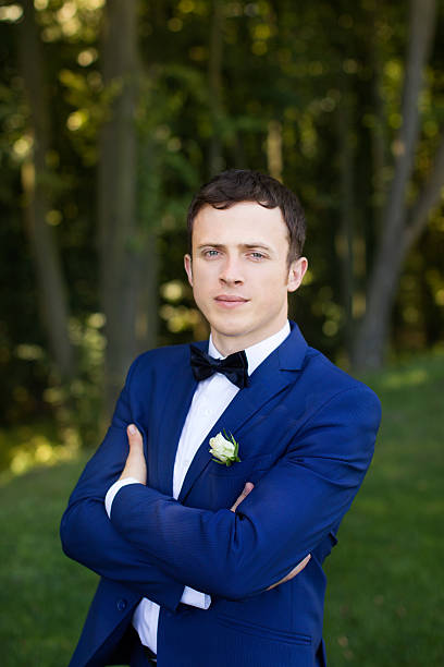 retrato del novio con un vestido elegante en el - jacket shirt male fashion fotografías e imágenes de stock