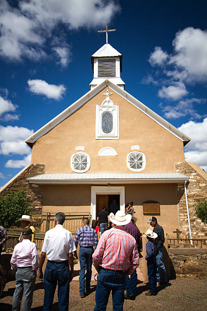 novo méxico: frequentadores de igrejas em chapéus de cowboy, igreja velha de adobe - churchgoers - fotografias e filmes do acervo