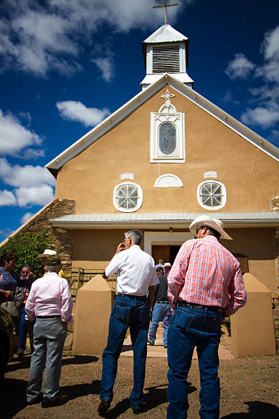 novo méxico: frequentadores de igrejas em chapéus de cowboy, igreja velha de adobe - churchgoers - fotografias e filmes do acervo