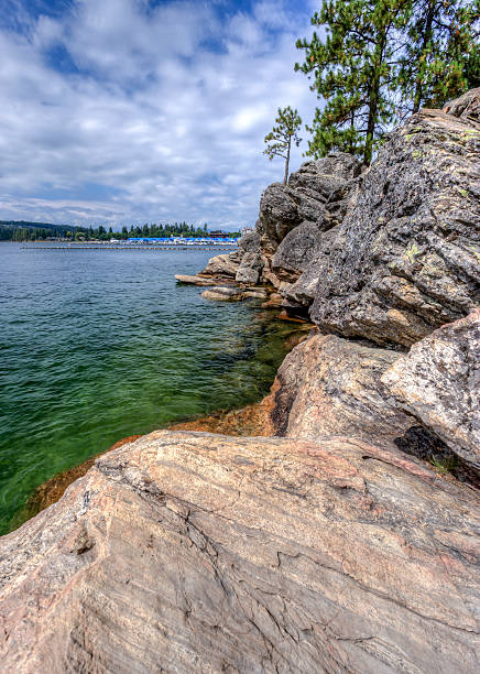 rives rocheuses du lac coeur d’alène. - dalene photos et images de collection