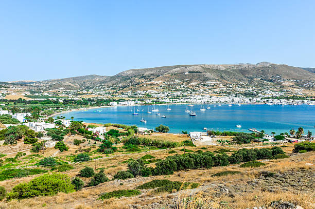 bellissima isola greca di paros - santorini greece villa beach foto e immagini stock