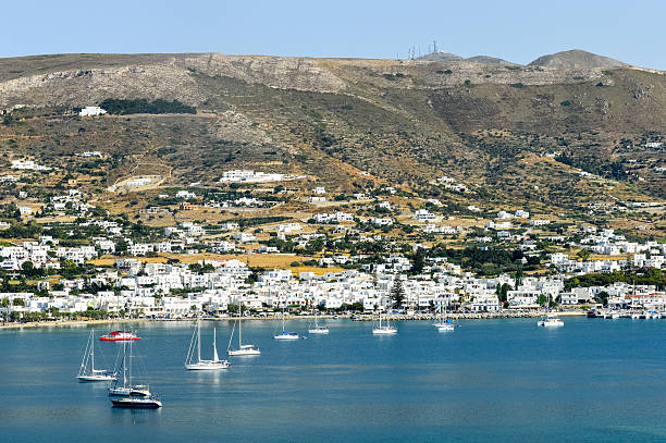 bellissima isola greca di paros - santorini greece villa beach foto e immagini stock