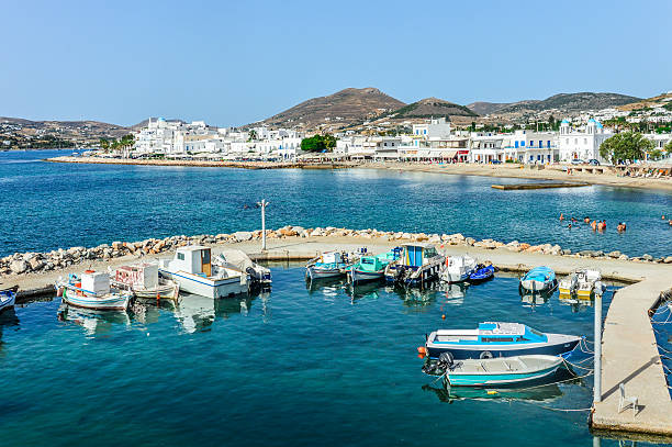 bellissima isola greca di paros - santorini greece villa beach foto e immagini stock