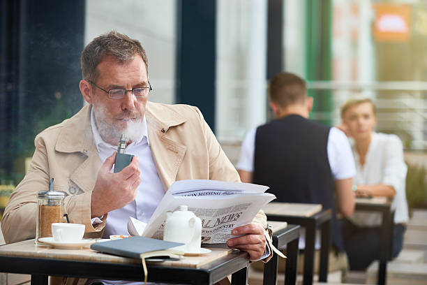 vaping na zewnątrz - reading newspaper 30s adult zdjęcia i obrazy z banku zdjęć