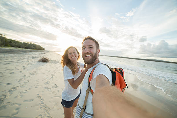 어린 부부는 셀카와 여름 휴가 순간을 캡처 - australia photographing camera beach 뉴스 사진 이미지