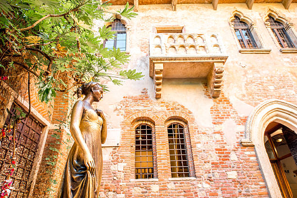 statua di giulietta e balcone a verona - verona foto e immagini stock