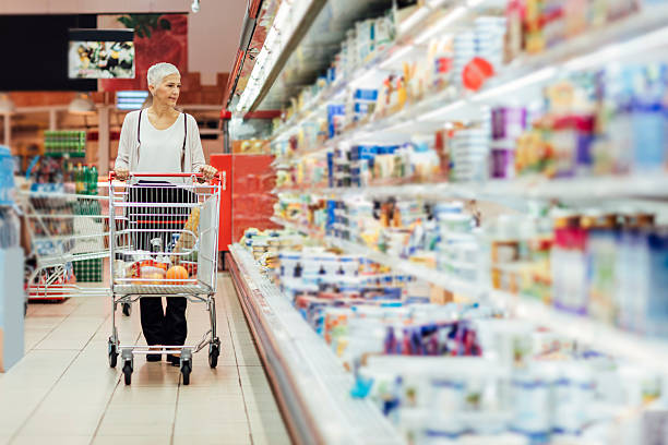 compras de mulheres maduras. - people women indoors retail - fotografias e filmes do acervo