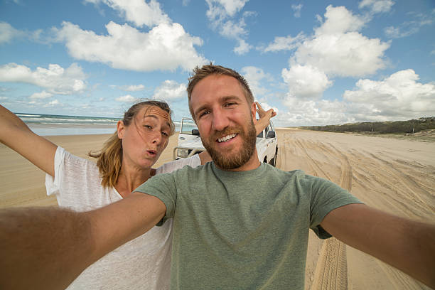 프레이저 섬에서 4x4로 셀카 초상화를 찍는 젊은 부부 - australia photographing camera beach 뉴스 사진 이미지