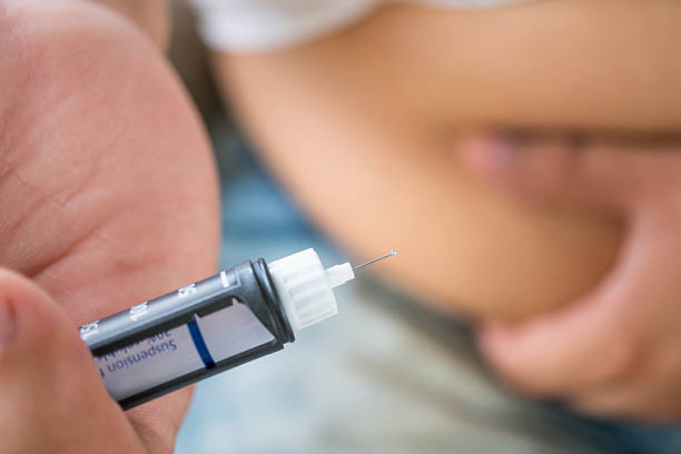 インスリン注射用注射器を保持する男性糖尿病患者 - drop of insulin ストックフォトと画像