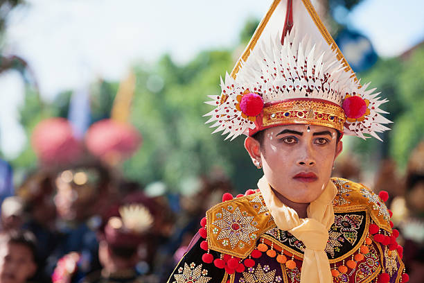 얼굴 인물사진 젊은 발리니스 댄서 에서 마사지 의상 - art theatrical performance bali indonesia 뉴스 사진 이미지