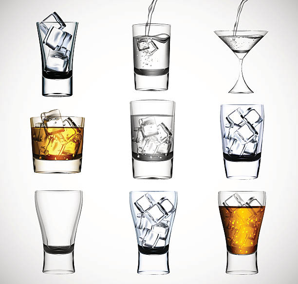 얼음물과 알코올을 곁들인 큰 음료 세트 - whisky ice cube glass alcohol stock illustrations