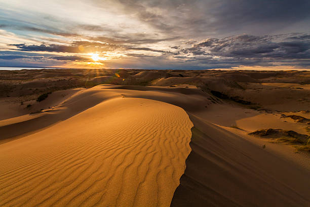 красивый пустынный пейзаж с красочным закатом. пустыня backgr - desert landscape morocco sand dune стоковые фото и изображения