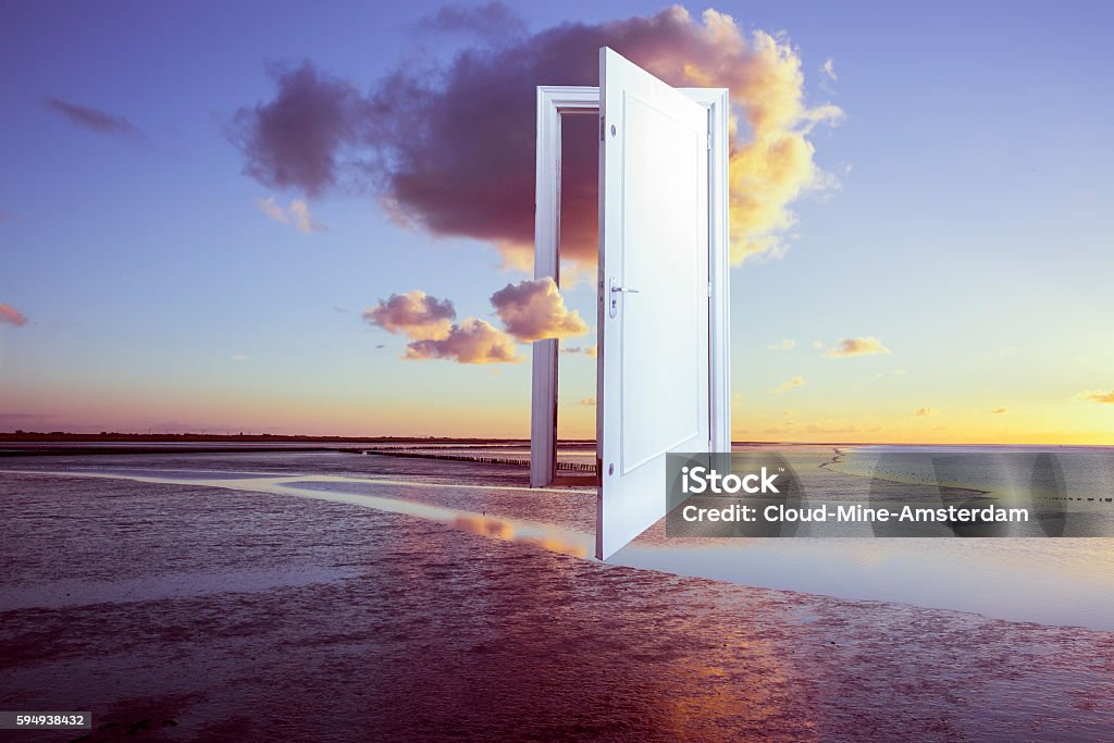 puerta surrealista a la libertad - Foto de stock de Soñar despierto libre de derechos