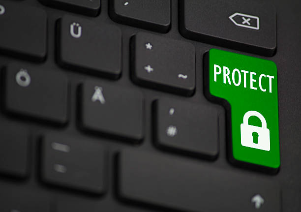 schützen sie symbol auf dem rückgabeschlüssel, in grün gefärbt - enter key computer key computer keyboard red stock-fotos und bilder