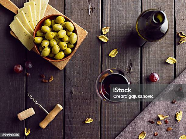 Rote Rebe Mit Grünen Oliven Und Käse Serviert Stockfoto und mehr Bilder von Ansicht aus erhöhter Perspektive - Ansicht aus erhöhter Perspektive, Olive, Weinglas