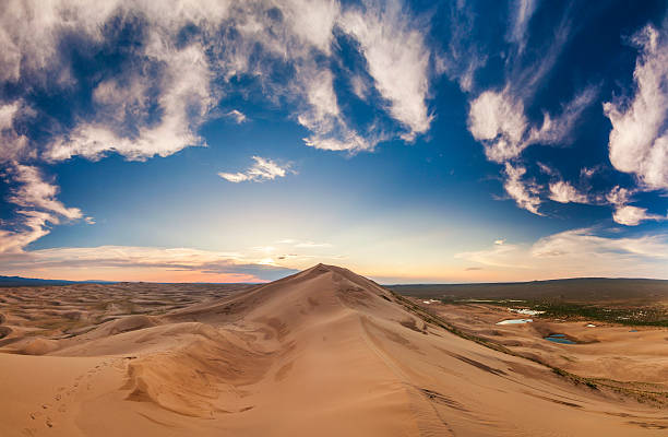 красочный закат над дюнами пустыни гоби. монголия. - desert landscape morocco sand dune стоковые фото и изображения