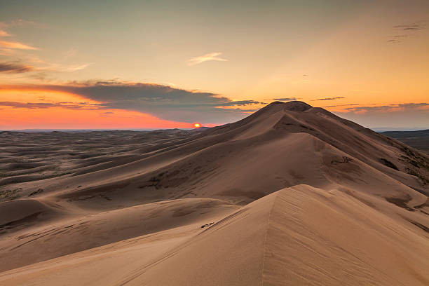 красочный закат над дюнами пустыни гоби. монголия. - desert landscape morocco sand dune стоковые фото и изображения