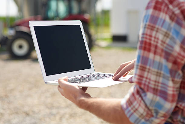 nahaufnahme des laptops auf dem bauernhof verwendet - farmer rural scene laptop computer stock-fotos und bilder