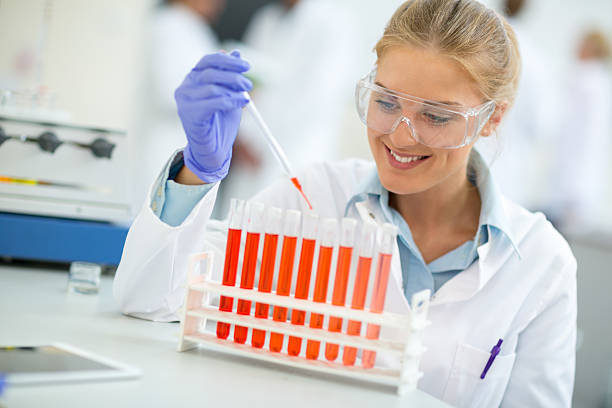 istock Female chemical assistant doing experiment in chemical laborator 594947084