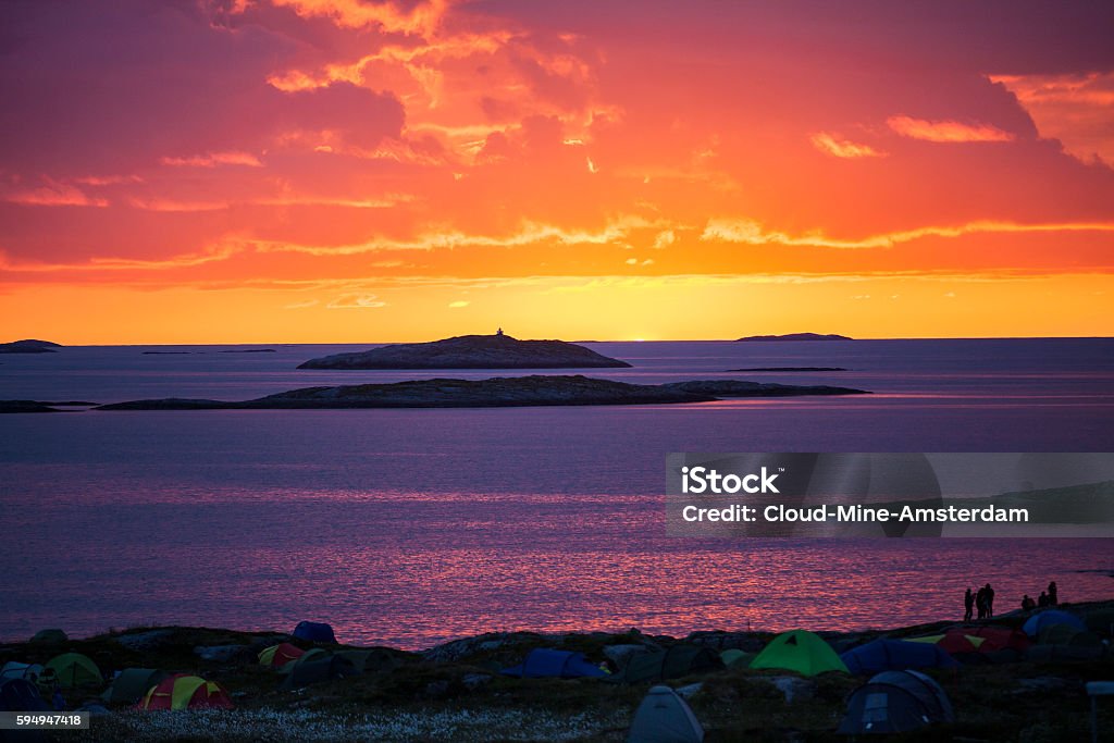 Paisagem norueguesa no sol da meia-noite - Foto de stock de Arte, Cultura e Espetáculo royalty-free