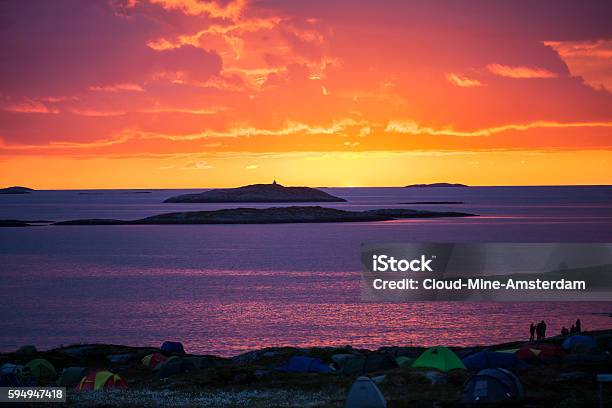 Foto de Paisagem Norueguesa No Sol Da Meianoite e mais fotos de stock de Arte, Cultura e Espetáculo - Arte, Cultura e Espetáculo, Atividade Recreativa, Calor