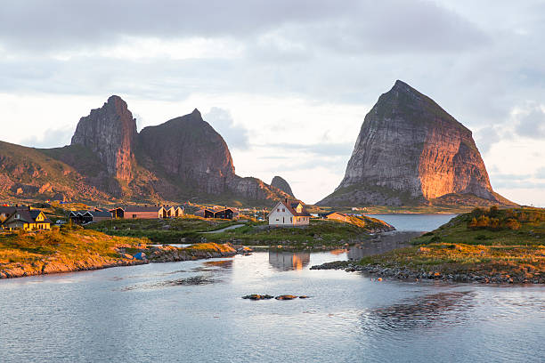 vista sobre la isla de traena bajo el sol de medianoche, noruega - sol de medianoche fotografías e imágenes de stock