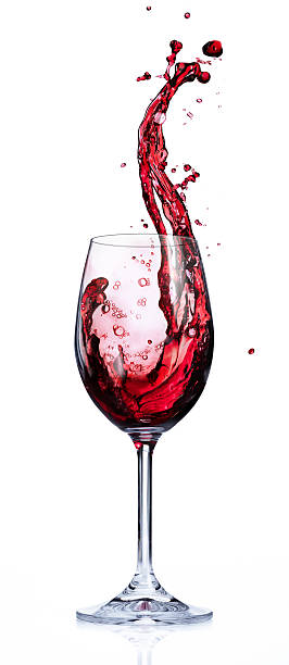 salpicaduras de vino tinto en copas - wine pour fotografías e imágenes de stock