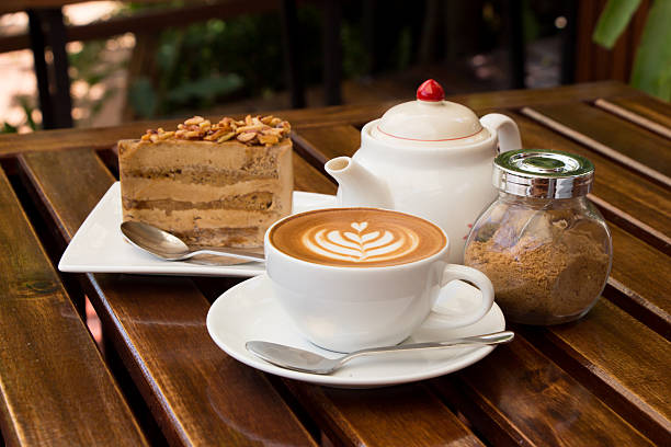 café avec gâteau et service à thé sur une table - snack coffee instant coffee cappuccino photos et images de collection