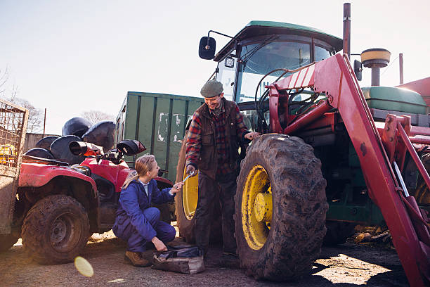 トラクターのメインテナンス - tractor farm uk agriculture ストックフォトと画像