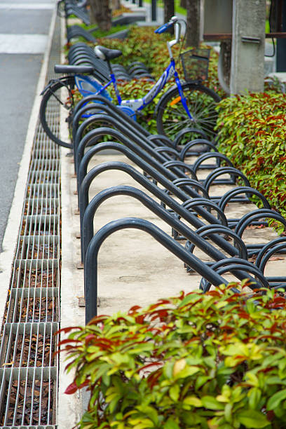 emplacement de stationnement pour vélos dans le parc public. - bicycle rack photos et images de collection