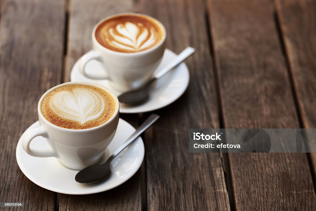 Deux tasses de cappuccino blanc  - Photo de Cappuccino libre de droits