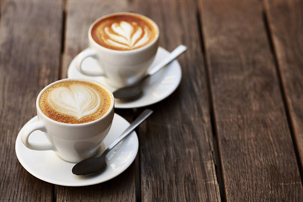 due tazze di cappuccino bianco  - morning coffee coffee cup two objects foto e immagini stock